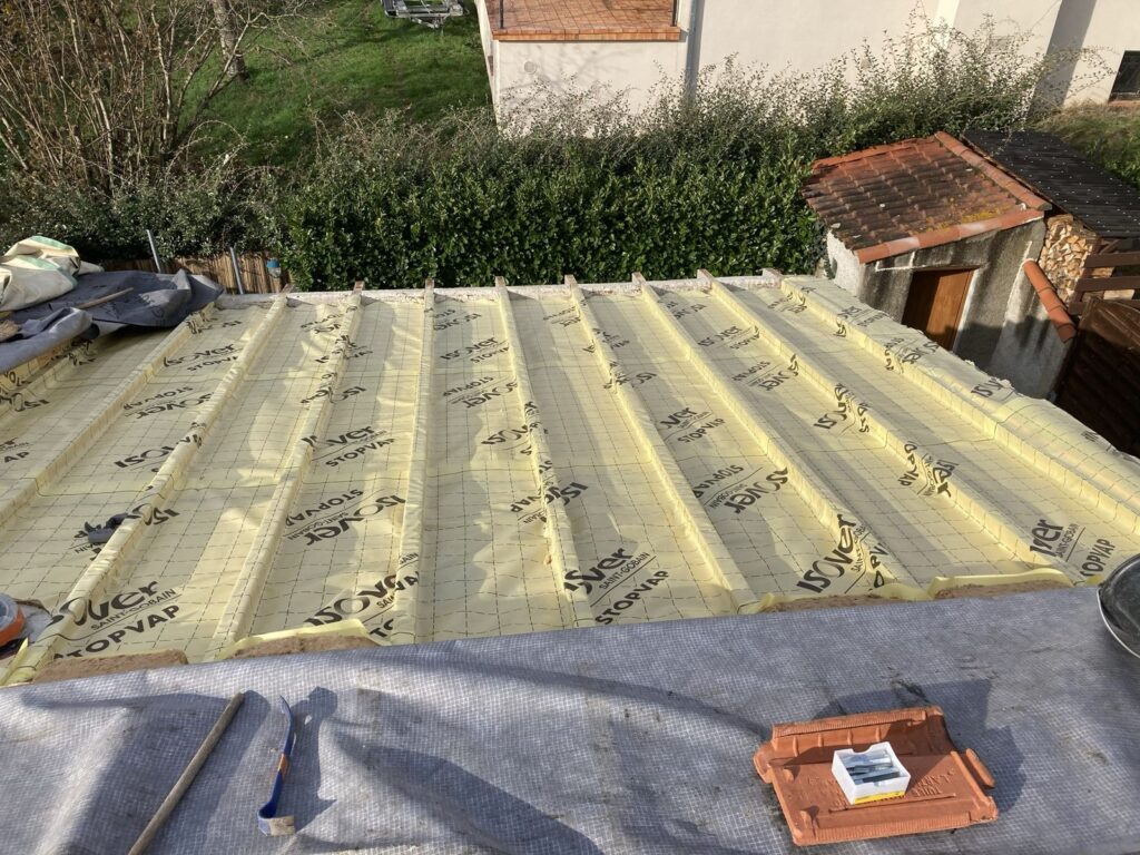 Isolation des rampants de toiture en fibre de bois par la méthode sarking réalisée à Toulouse - Pose pare-vapeur