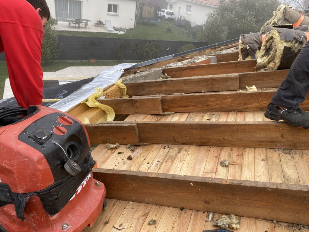 Isolation des rampants de toiture en fibre de bois par la méthode sarking réalisée à Toulouse - Toit à nu