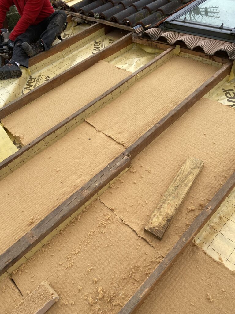 Isolation des rampants de toiture en fibre de bois par la méthode sarking réalisée à Toulouse - Pose des panneaux en fibre de bois