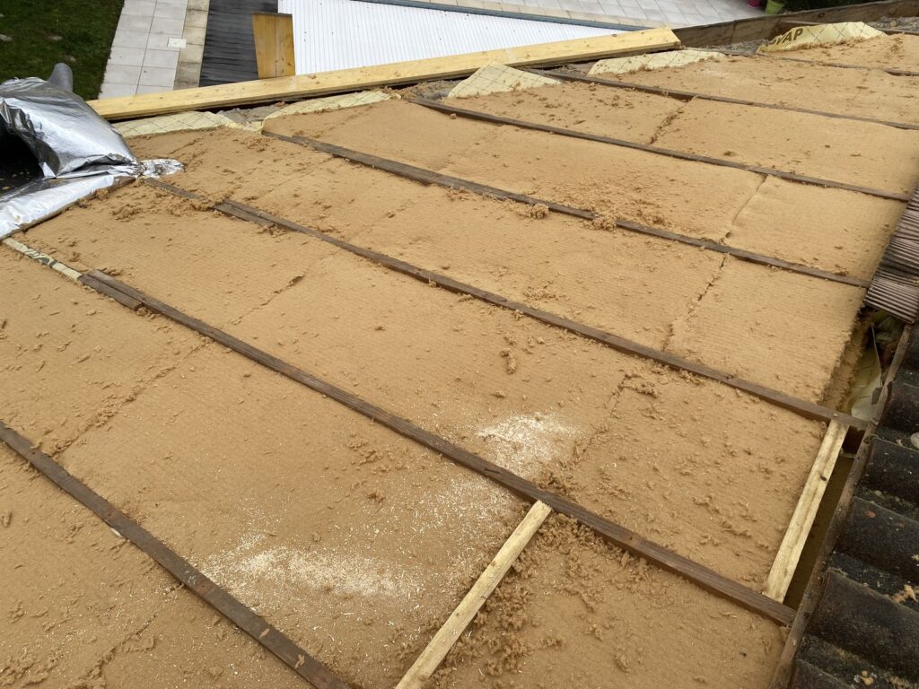 Isolation des rampants de toiture en fibre de bois par la méthode sarking réalisée à Toulouse - Pose fibre de cellulose de bois