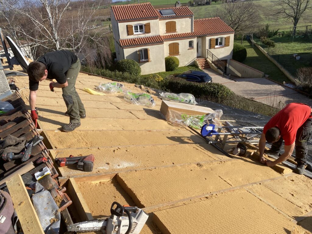 Isolation des rampants de toiture en fibre de bois par la méthode sarking réalisée à Toulouse - Finition niveau faîtage