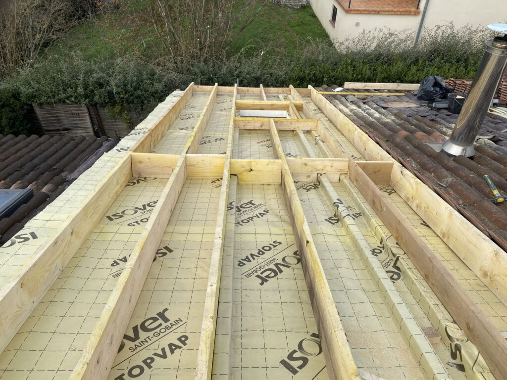 Isolation des rampants de toiture en fibre de bois par la méthode sarking réalisée à Toulouse - Pose pare-vapeur