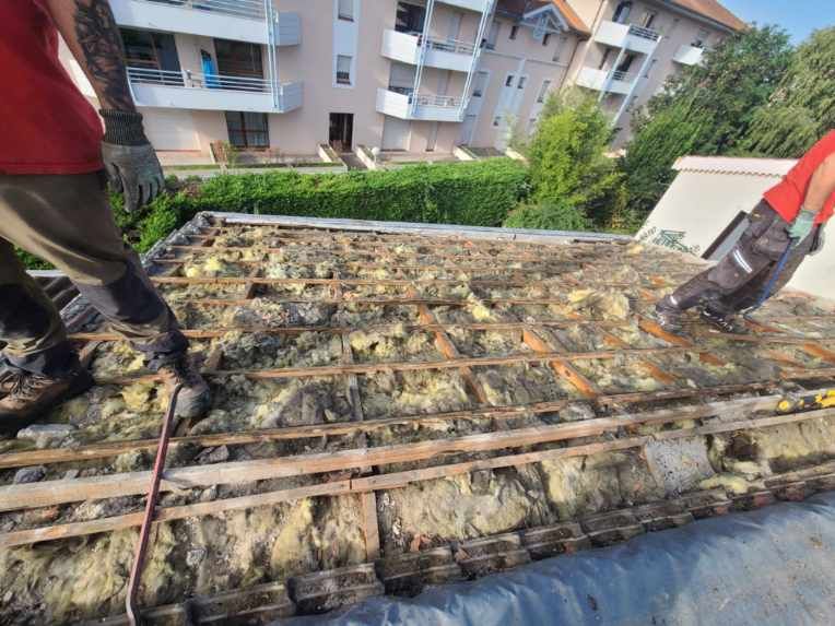 Isolation des rampants de toiture en fibre de bois par la méthode sarking réalisée à Toulouse - Dépose de toutes les tuiles