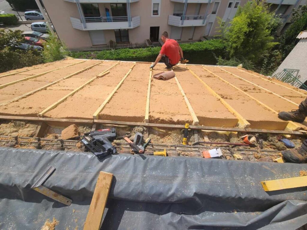 Isolation des rampants de toiture en fibre de bois par la méthode sarking réalisée à Toulouse - Pose des panneaux de fibre de bois