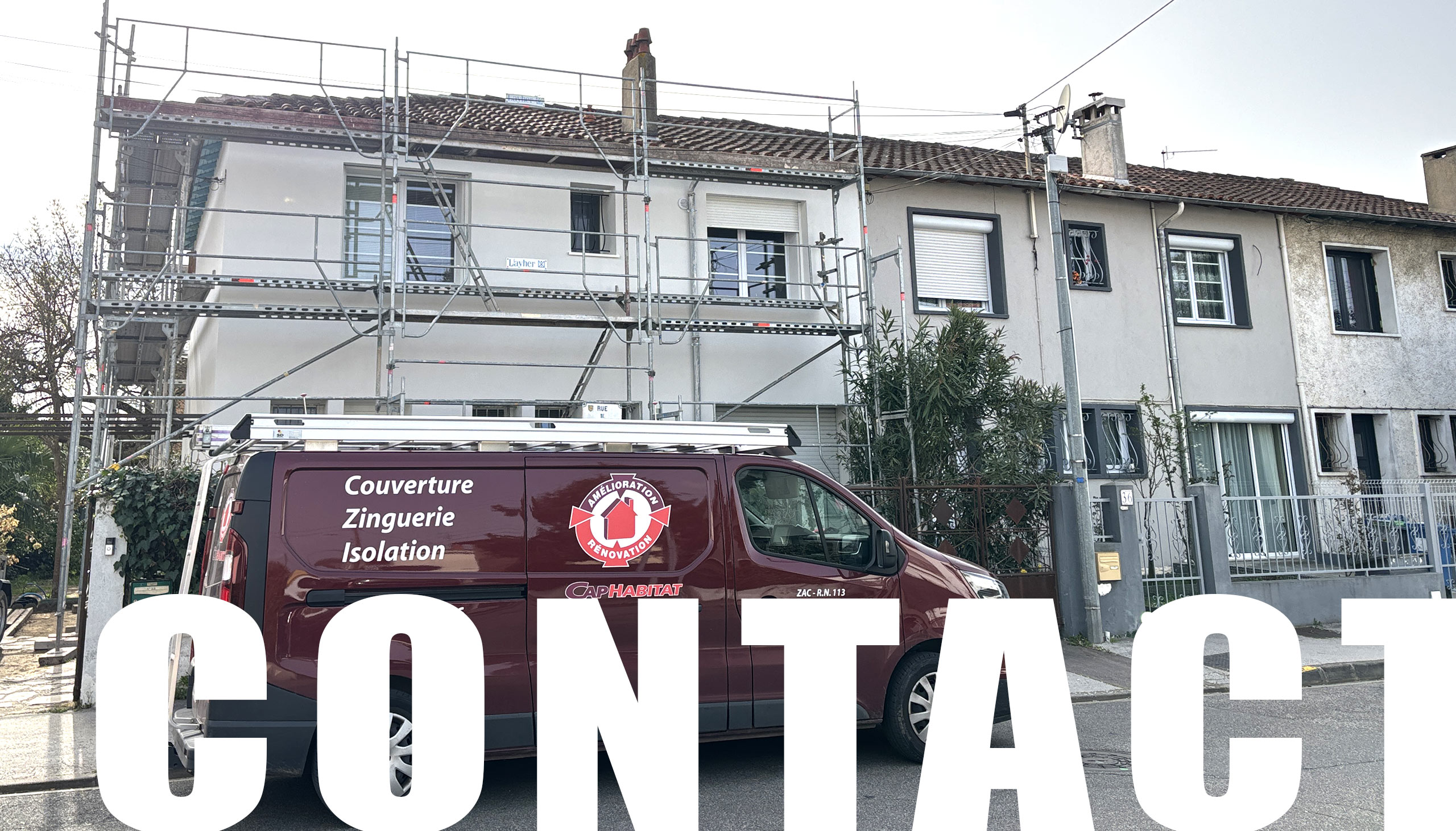 Camion Cap-Habitat Toulouse devant un chantier