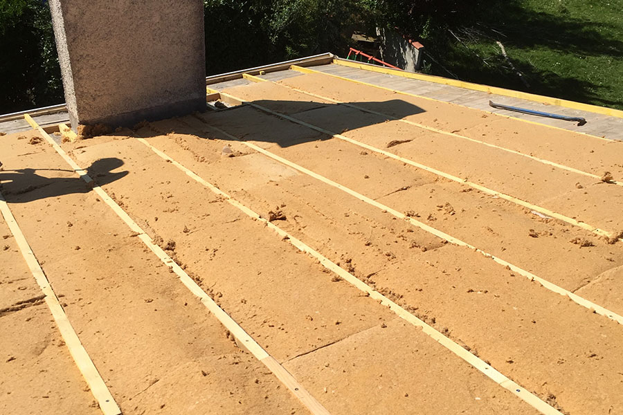 Pose de panneaux isolation pour un toit en bois