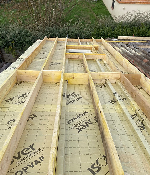 Mise en place des chevrons en bois en isolation sous rampants