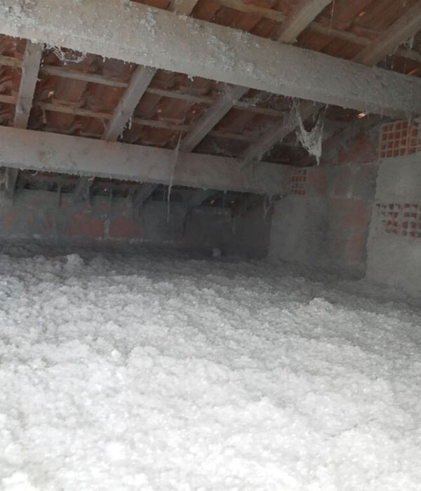 Soufflage d'un isolant dans les combles perdues