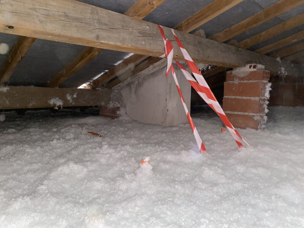 Soufflage de la ouate de cellulose sur un chantier de comble perdue près de Toulouse