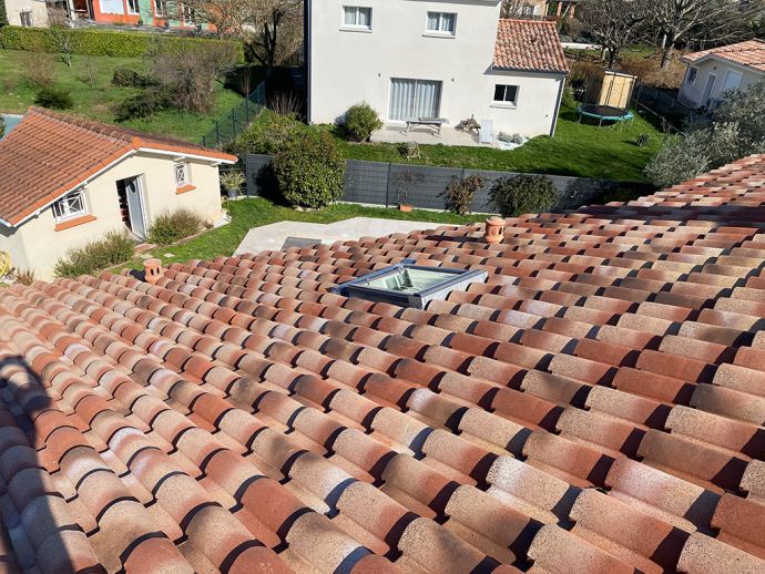 Rénovation complète d'une toiture avec tuiles en terre cuite