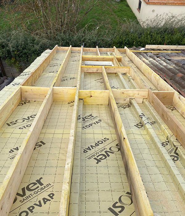 Mise en place des chevrons en bois en isolation sous rampants