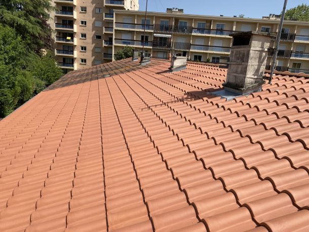 Rénovation complète de toiture en tuiles réalisée par Cap Habitat près de Toulouse - Chantier terminé