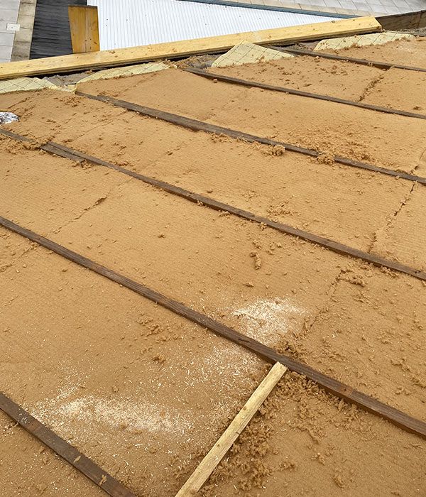 Pose de panneaux de fibre de bois en rampants