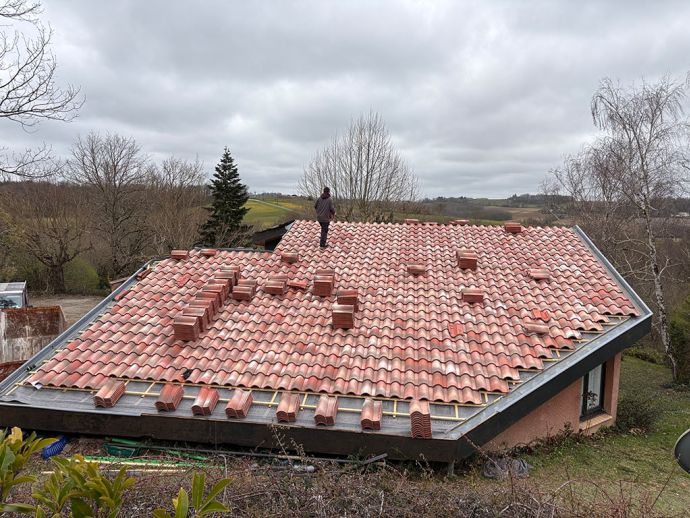 Rénovation complète d'une toiture avec pose des tuiles en terre cuite