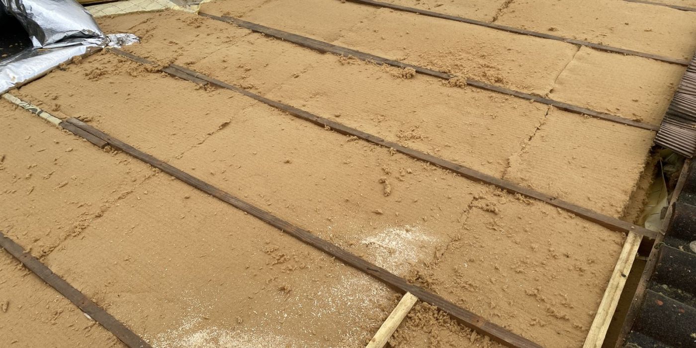 Isolation des rampants de toiture en fibre de bois par la méthode sarking réalisée à Toulouse - Pose fibre de cellulose de bois