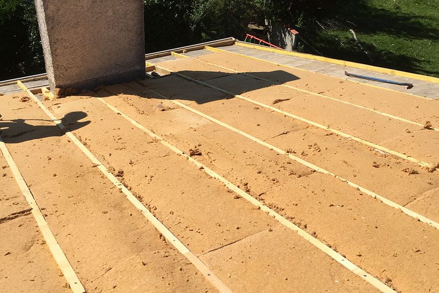 Pose de panneaux isolation pour un toit en bois