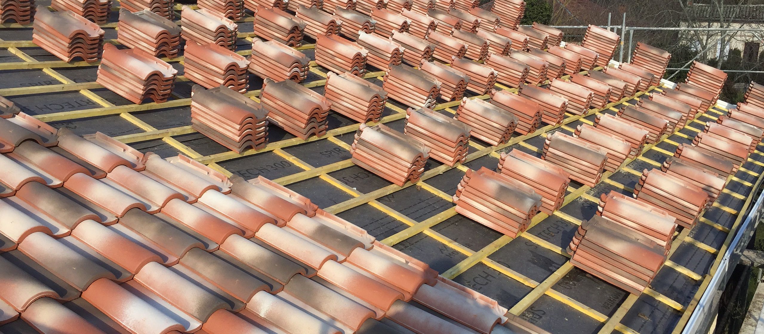 Pose de tuiles en toiture sur Toulouse par CGH