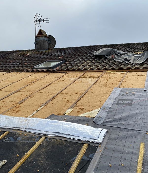 Pose d'un pare-vapeur pour un toit en isolation en fibre de bois