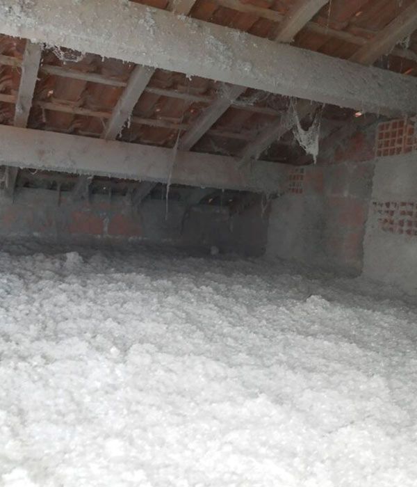 Soufflage d'un isolant dans les combles perdues