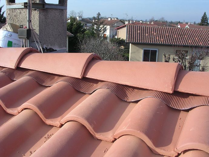 Pose des tuiles faîtières